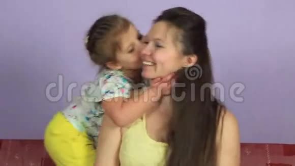 小快乐的宝宝拥抱亲吻快乐的妈妈视频的预览图