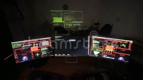 年轻的多民族计算机黑客团队进行黑客攻击试图获得对计算机系统的访问视频的预览图