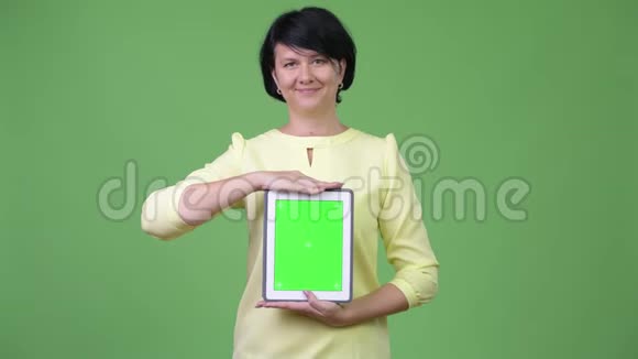 秀美的短发女商人展示数码平板电脑视频的预览图
