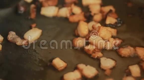 煎锅上的培根片被烤焦了视频的预览图