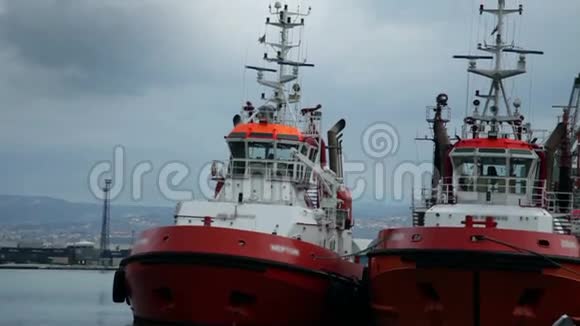 两艘大拖船在港口等候视频的预览图