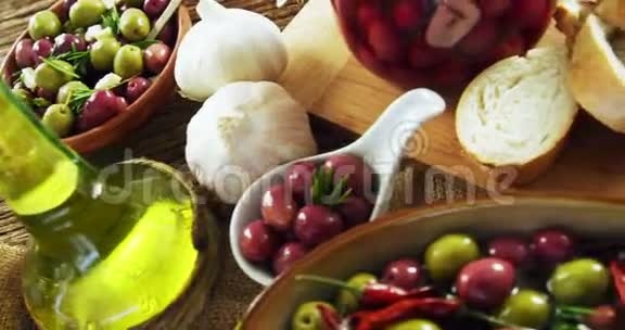 腌制橄榄橄榄油大蒜和面包视频的预览图