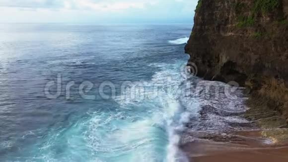 海浪冲击岩石海岸线的抽象鸟瞰图视频的预览图