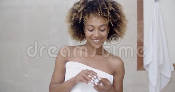 化妆品奶油容器在女人手中视频的预览图
