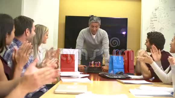 员工庆祝同事在办公室的生日视频的预览图