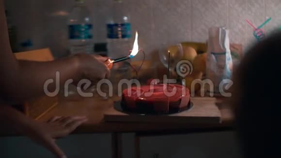 女人在节日蛋糕上点燃火花视频的预览图