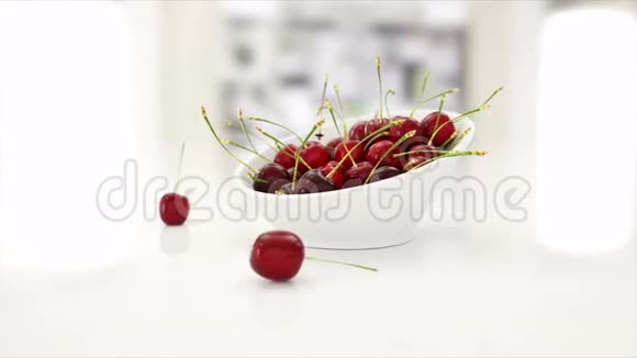 新鲜的樱桃三维食物概念逼真的动画白色的叶子视频的预览图