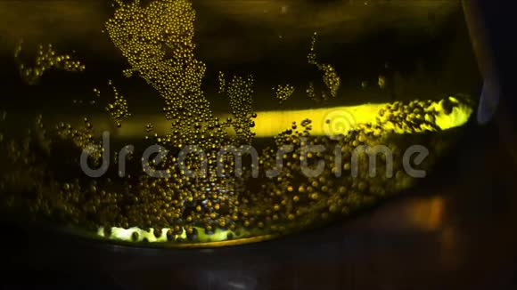 从杯子里倒出的啤酒视频的预览图