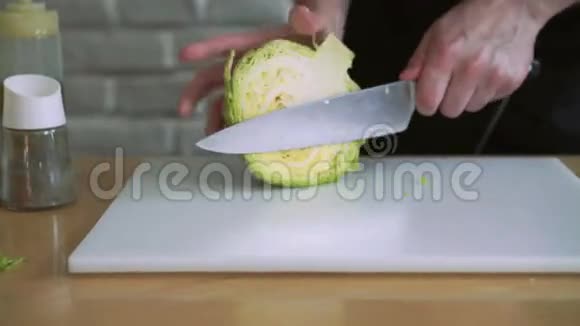 男子手拿刀快速切白菜4k视频的预览图