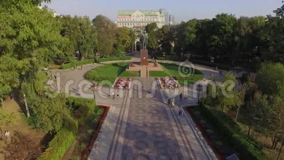绿色中央公园与T舍甫琴科纪念碑在基辅空中观景视频的预览图