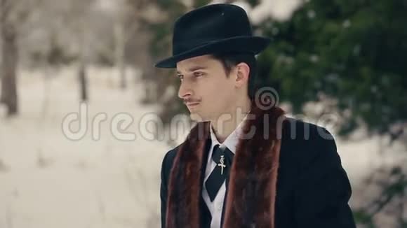 帽子里的时髦男人视频的预览图