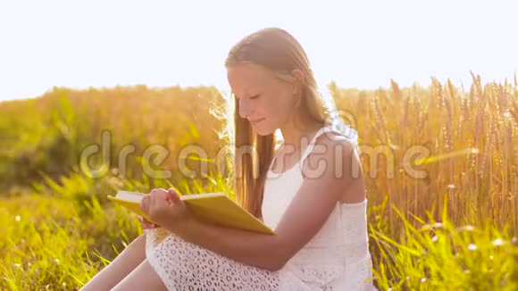 微笑着年轻女孩读谷田书视频的预览图