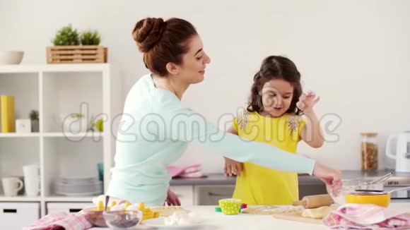 快乐的母女在家做饼干视频的预览图