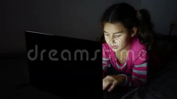 青少年女孩在笔记本电脑上工作网络游戏娱乐视频的预览图