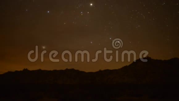 夜晚的沙漠景观视频的预览图