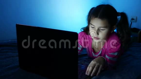 一个在笔记本电脑前工作的十几岁女孩在网络娱乐游戏中上网视频的预览图