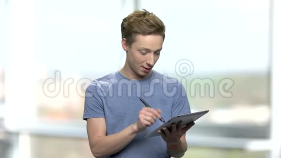 聪明的青少年使用数字平板电脑视频的预览图