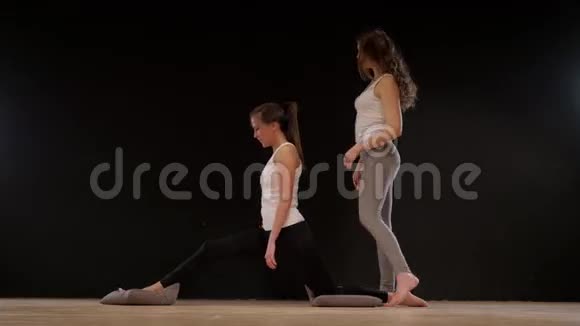 瑜伽教练帮助学生伸展肩膀快乐运动适合女孩视频的预览图