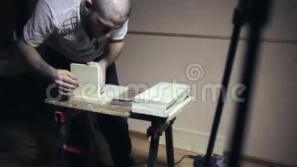 男工为木箱做毛坯视频的预览图