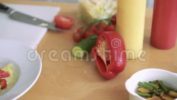 特写蔬菜桌子上白色盘子里的沙拉4k视频的预览图