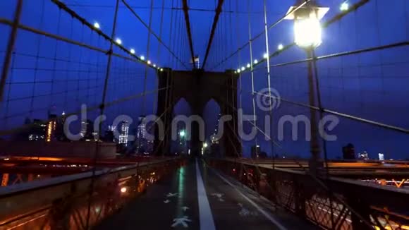 白天在布鲁克林大桥散步的人们视频的预览图