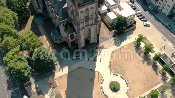 空中无人机视野德国杜塞尔多夫教堂圣彼得杜塞尔多夫全景视频的预览图