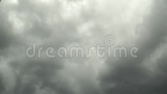 风暴云快速移动的时间推移视频的预览图