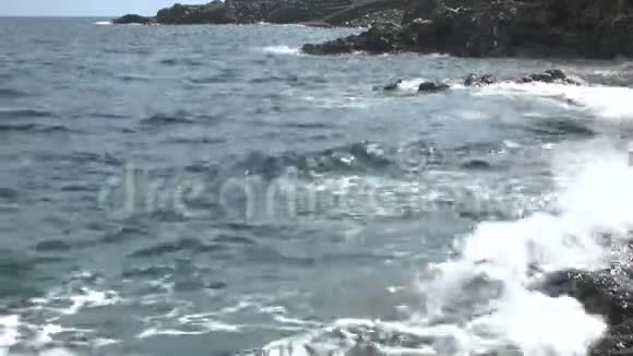 洛基海岸波浪撞击右侧的岩石视频的预览图