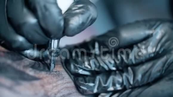 女人一个纹身艺术家在沙龙里做纹身视频的预览图
