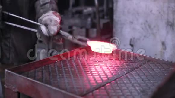 矿及金属锻造厂工人使用自动金属加工机操作视频的预览图