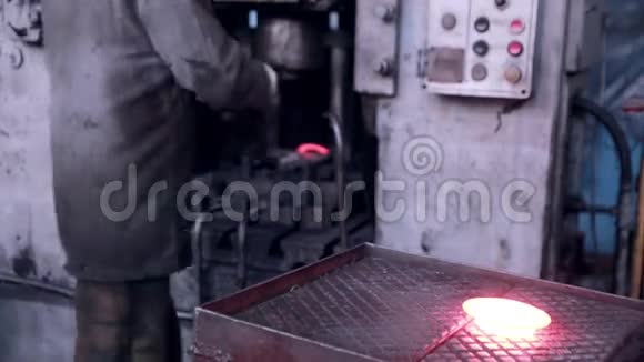 矿及金属锻造厂工人使用自动金属加工机操作视频的预览图