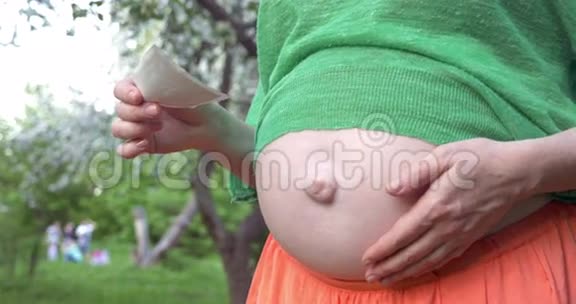 孕妇手持超声波图像视频的预览图