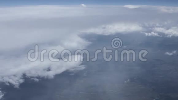 在云上乘飞机旅行从飞机窗口观看视频的预览图