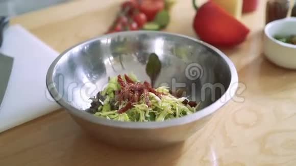 做沙拉把胡萝卜撒在碗里4k视频的预览图
