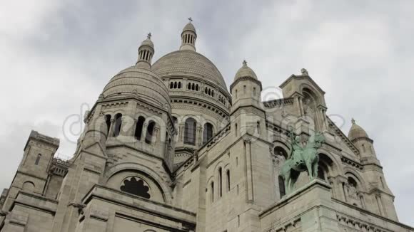 巴黎法国蒙马特圣心节时间推移蓝天移动云视频的预览图