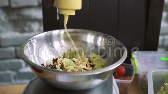 用4k重的莴苣蛋黄酱在碗里浇上视频的预览图