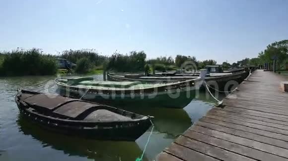 沿着泻湖里的木船走下去视频的预览图