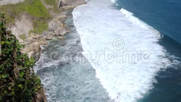 石崖海浪海景的美丽景观高空俯视图印度尼西亚巴厘慢动作视频的预览图
