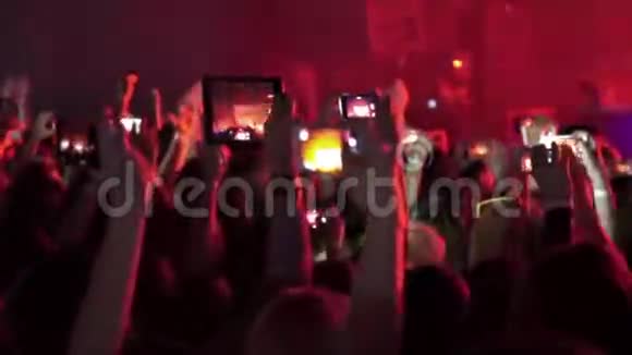 人们在音乐会上用智能手机拍照或录像视频的预览图