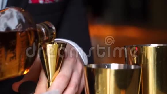 酒保准备鸡尾酒和酒精饮料视频的预览图