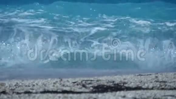 蓝色的海水和白色泡沫的海浪视频的预览图