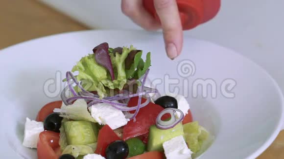 将蔬菜沙拉酱倒入碗中喝汤慢慢地视频的预览图