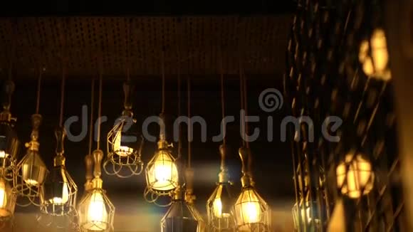 复古灯泡照明系列有砖墙的灯视频的预览图