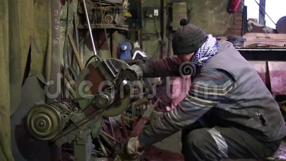 工匠在车间用圆盘磨床锯金属视频的预览图