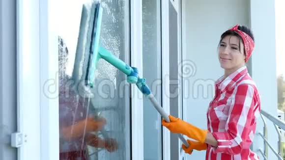 微笑的白人美女家庭主妇或快乐的清洁服务女工戴手套清洁洗涤视频的预览图