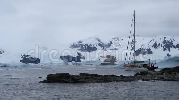 游艇在南极海岸附近的海湾里视频的预览图