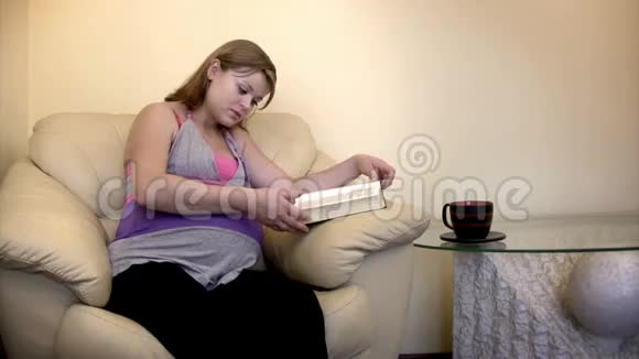 孕妇喝茶读书视频的预览图