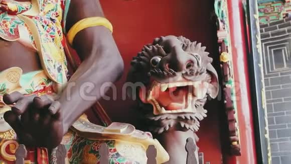 中国寺庙中的危险守卫佛像视频的预览图