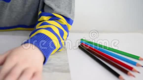 男孩用黄色铅笔画画视频的预览图