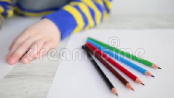 男孩用黄色铅笔画画视频的预览图